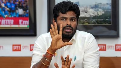 வாட்ஸாப் வார்ரூம் முழிச்சுக்கிச்சு! தனி கட்சி ஆரம்பிக்கும் அண்ணன்? தீடீரென முளைத்த ’அண்ணாமலை பேரவை’ 