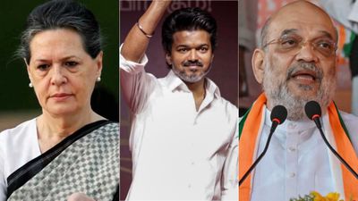 சோனியா சந்திக்கல, அமித்ஷா சந்திக்கல, டெல்லியில் திடீர் திருப்பம்.. சென்னைக்கு முதல்வர் விஜய் யூடர்ன்