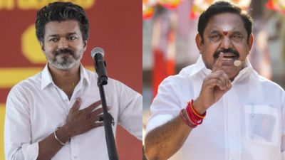 “PR பில்டப்லாம் போதும்.. முதல்ல மக்களோட பாதுகாப்பையும் கொஞ்சம் பாருங்க விஜய் சார்..” அதிமுக காட்டம்!