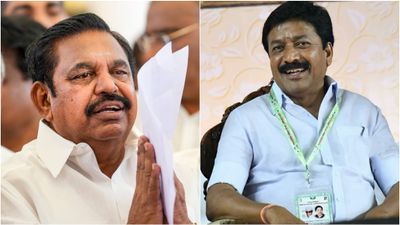 அந்த முடிவை எடுத்துவிட்டாரா? எடப்பாடி தரப்பிடம் அதிமுக அலுவலக சாவியை கொடுத்த சிவி சண்முகம்!