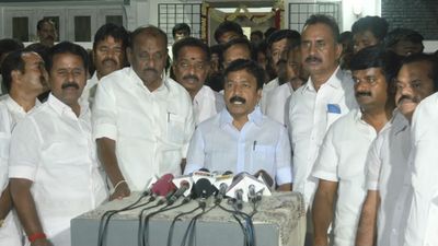 “எடப்பாடி பழனிசாமி குடும்பத்தின் பிடியில் அதிமுக சிக்கிவிட்டது