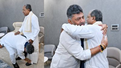 முதல்வர் பதவியை ராஜினாமா செய்கிறேன்.. சித்தராமையா அறிவித்ததும் டிகே சிவக்குமார் செய்த செயல்