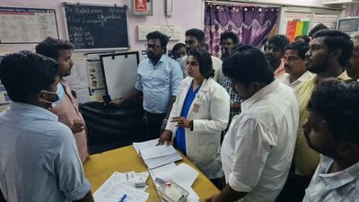 வெள்ளை கோட் போட்ட போதுமா? நர்ஸிங் கூட படிக்கலையாமே! தவெக ரீல்ஸ் டீமிடம் பம்மிய டீன்! ரொம்ப ஓவருங்க! 