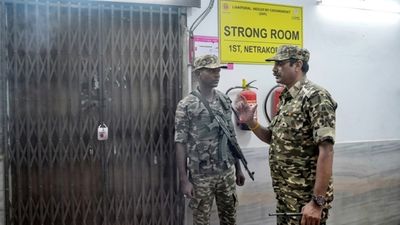 பயம் காட்டிய மம்தா.. தேர்தல் ஆணையம் போட்ட புது உத்தரவு! மேற்கு வங்கத்தில் சலசலப்பு!