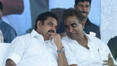 எடப்பாடி பழனிசாமி சுருக்! எல்லாம் நீங்க பார்த்த வேலை! வேலுமணி பக்கம் பந்தை திருப்பி! தகிக்கும் சேலம்