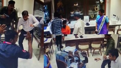 தெலுங்கானாவில் சினிமாவை விஞ்சும் சம்பவம்! பட்டப்பகலில் நகை கடையில் துப்பாக்கியுடன் புகுந்து துணிகரம்