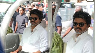 'கோட்'டை கழற்றிவிட்டு கோட்டையை சுற்றி வந்த விஜய்.. கூலிங் கிளாஸ் உடன் பேட்டரி காரில் மாஸ் விசிட்!