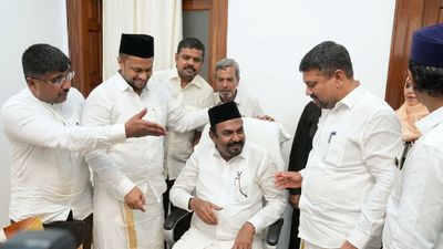 அமைச்சராக ஷாஜகான்! தலைமை செயலகத்தில் ஒலித்த தொழுகை பாடல்.. நாற்காலியில் அமரும் முன் நடந்த சம்பவம்