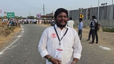 வாக்கு எண்ணிக்கை மையத்தில் விஜய் படமா! தவெக நிர்வாகியை வெளியே அனுப்பிய போலீஸ்