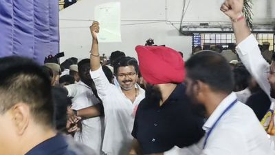  “வாழ்க்கை ஒரு வட்டம்”.. படிப்பை பாதியில் விட்ட லயோலா கல்லூரியிலேயே வெற்றிச் சான்றிதழ் பெற்ற விஜய்!