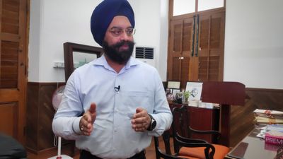 பேன்ட்டை முட்டி வரை மடித்து கொண்டு! வயலில் இறங்கிய ககன்தீப் சிங்! விஜய்யின் சூப்பர் மூவ்! யார் இவர்?