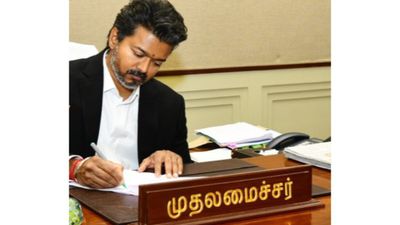  முதலமைச்சர் விஜய்யை சுற்றி இருக்கப்போகிறவர்கள் இவர்கள் தான்.. CMO அதிகாரிகள், அலுவலர்கள் நியமனம்!