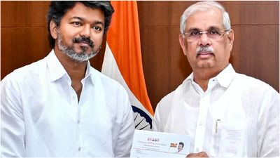 வேலையை காட்டிய ஆளுநர்.. முதல்வர் கனவில் ஓட்டை! டெல்லியில் பார்த்துக்கலாம்.. விஜய் அதிரடி முடிவு