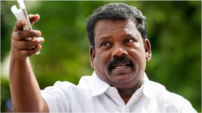காங்கிரஸ் எம்எல்ஏக்களிடம் குதிரை பேரம்.. ஆளுநர் மாளிகைக்கு போன செல்வப்பெருந்தகை! செம ட்விஸ்ட்