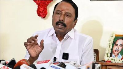 வள்ளுவருக்கு காவி சாயம்.. பதிலளிக்காமல் சென்ற அமைச்சர் செங்கோட்டையன்! வெடிக்கும் விமர்சனம்