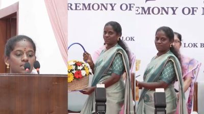 ராசிபுரம் கமலி டூ மாண்புமிகு அமைச்சர் கமலி.. அவினாசியில் மத்திய அமைச்சரை தோற்கடித்தவரின் பின்னணி 