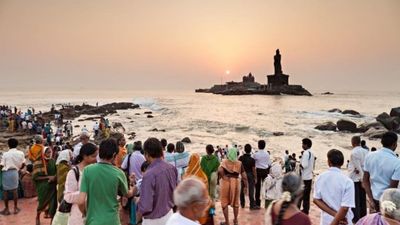 கன்னியாகுமரி கடற்கரையில் நள்ளிரவில் திடீரென திரண்ட சுற்றுலா பயணிகள்.. என்ன காரணம் தெரியுமா?