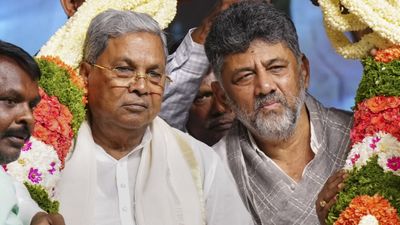 கடைசி நேரத்தில் ஆளுநர் மிஸ்ஸிங்.. ராஜினாமா கடிதத்தோடு சித்தராமையா வெயிட்டிங்! கர்நாடகாவில் ட்விஸ்ட்