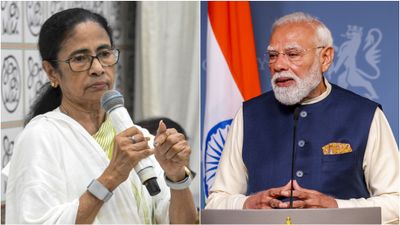 மோடி அரசு சீக்கிரமே கவிழப்போவது உறுதி.. பொடி வைத்து பேசும் மம்தா.. உற்று கவனிக்கும் பாஜக தலைகள்!