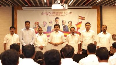 புதன் ஓரையில் நாள் குறித்த தவெக! விஜய்யுடன் 9 பேர் அமைச்சர்களாக பதவியேற்பு! யார் யார்?