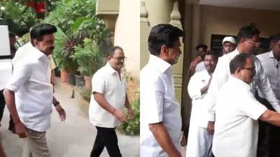 நடையில் இருந்த தொய்வு.. முகத்தில் இருந்த சோர்வு.. ஸ்டாலின் அறிவாலயம் வந்த போது.. இதை கவனிச்சீங்களா? 