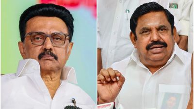 தேர்தல் புயலில் சேதாரமான கோட்டை.. படக்கென எழுந்த ’திமுக’ குதிரை.. படுத்தே கிடக்கும் ’அதிமுக’ யானை!
