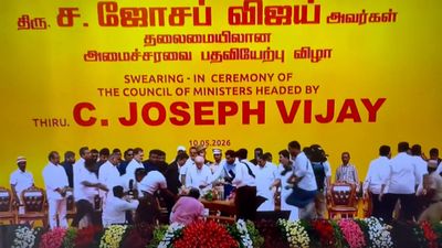 ண்ணோவ் நீ இப்போ சிஎம்ணா.. பதவியேற்பு விழா மேடையில் விஜய் செய்த செயல்! நெகிழ்ந்த நண்பா.. நண்பீஸ்!