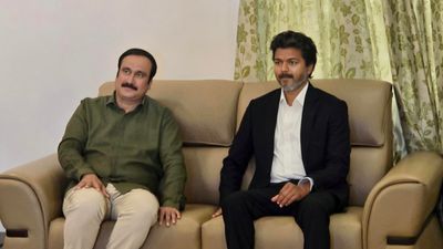 முதல் பால்லயே சிக்சர்.. டாஸ்மாக் கடைகளுக்கு பூட்டு போட்ட விஜய்! சப்போர்ட்டுக்கு வந்த அன்புமணி!