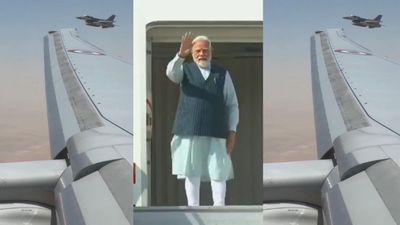 மோடியின் விமானத்தை சூழ்ந்த போர் விமானங்கள்.. அபுதாபியை நெருங்கியபோது அமீரகம் செய்த சம்பவம்