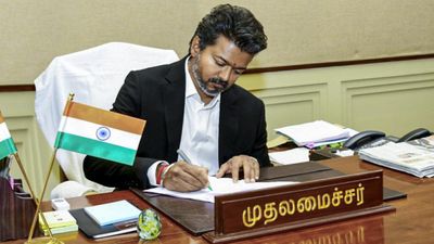  முதலமைச்சர் விஜய்யை சுற்றி இருக்கப்போகிறவர்கள் இவர்கள் தான்.. CMO அதிகாரிகள், அலுவலர்கள் நியமனம்!