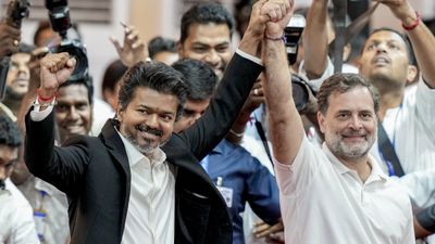 தமிழகத்தில் விஜய்.. கேரளாவில் பிளான் B.. ராகுல் முக்கியமான முடிவு! காங்கிரஸின் எதிர்காலமே மாற போகுது