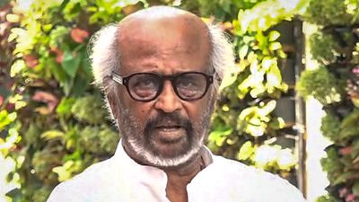 ஊடக வெளிச்சம் தேடும் ரஜினிகாந்த்.. போஸ்டர் ஒட்டியவர்களை கண்டிக்காமல்.. திடீர் பிரஸ் மீட் பின்னணி! 