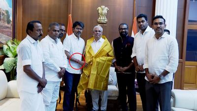 கையில் சிகப்பு கயிறு! நெற்றியில் திலகம்! முகம் முழுக்க 1000 வாட்ஸ் பல்ப்! மகிழ்ச்சியில் விஜய்