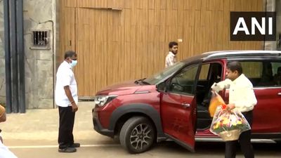 தொடங்கியது வாக்கு எண்ணிக்கை! விஜய் வீட்டுக்கு பூங்கொத்துடன் வந்த ஜோதிடர்