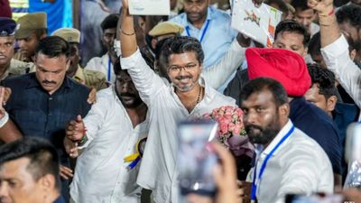 200+ தொகுதிகள் உறுதி! விஜய்யை தடுத்தால் ஜனாதிபதி ஆட்சி? தமிழக அரசியலில் அதிரடி க்ளைமாக்ஸ்!