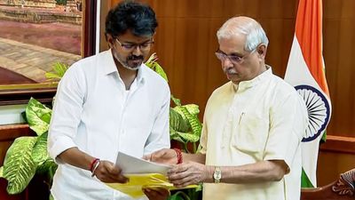ஆளுநரிடம் அடம்பிடித்த விஜய்.. பதவியேற்பு கடிதம் தந்தால் தான் போவேன்.. கவர்னர் மாளிகையில் பிடிவாதம்