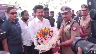 முழுக்கை சட்டையும் கருப்பு பேன்ட்டையும் அணிந்து வந்த விஜய்! கோட் மிஸ்ஸிங்!