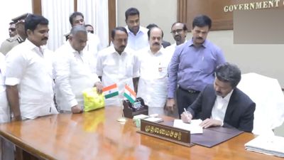 ஹாட் சீட்டில் அமர்ந்த விஜய்! முதல்வர் நாற்காலியை பார்த்ததும் பிரமித்த தருணம்!