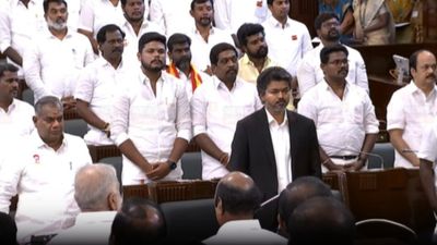 நேற்று போல் இன்றும் கோட் சூட்டில் சட்டசபைக்கு வந்த முதல்வர் விஜய்! இனி இதுதான் காஸ்ட்யூமா?