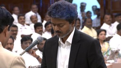 டேமேஜ் கன்ட்ரோல்! கடவுளுக்கு பதில்.. 'உளமார' என்று சொல்லி பதவியேற்ற விஜய்! 