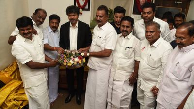  150+ எம்எல்ஏக்கள் சப்போர்ட்.. அசுர பலத்தில் தவெக! செம ஹேப்பியாக விஜய்! எஸ்பி வேலுமணி எடுத்த முடிவு! 