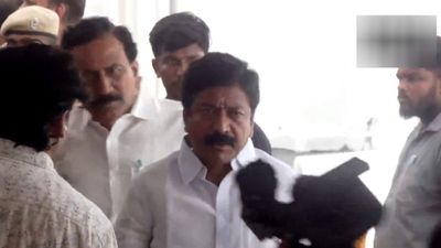 காலங்காத்தால எடப்பாடி பத்தி கேள்வி கேட்டு டென்ஷன் ஆக்காதீங்க! நிருபரிடம் சீறிய சி.வி.சண்முகம்