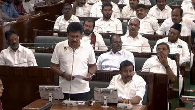 பிளவுப்பட்ட அதிமுக வீட்டுக்கு போன புதிய சோஃபா! பின்னாடியே போன விஜய்! உதயநிதி அட்டாக்