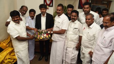 அதிமுகவில் 6 பேர், காங்கிரஸ் 2 பேர்.. தமிழக அமைச்சரவை நாளை விரிவாக்கம்? கவர்னர் இன்று சென்னை வருகை