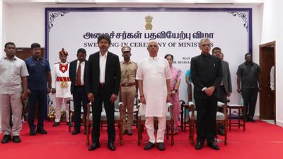  விமர்சனங்களை உடைத்த விஜய்.. கட்சி மாறியவர்களுக்கு செக்.. ‘மக்கள் இயக்க’ விசுவாசிகளுக்கு மகுடம்!