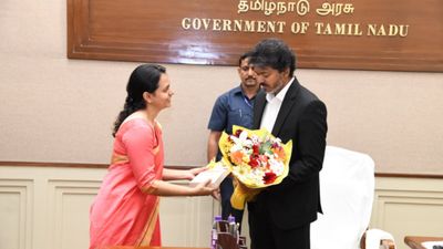 விஜய் நாடகம்? முதல்வர் சேரில் மீண்டும் வெள்ளை துண்டு.. விஐபி கலாச்சார ஒழிப்பு வெறும் கண் துடைப்பா?