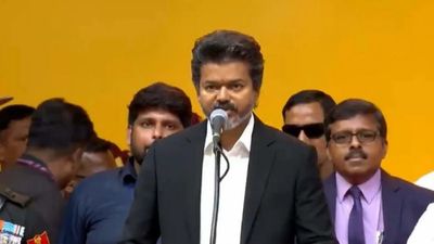 அவரை முதல்ல தூக்கணும்.. பிளான் போட்டு வேலை பார்த்த மூவர் அணி.. விஜய்க்கு எகிறி பிரஷர்.. என்னாச்சு?