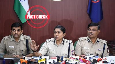 கோவை சிறுமி பலாத்காரம்.. சிரித்து கொண்டிருந்த ஐபிஎஸ் அதிகாரிகளை சஸ்பெண்ட் செய்த விஜய்? உண்மை என்ன?