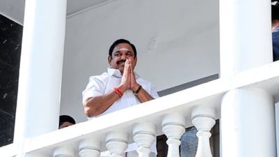 அரசு இல்லத்திற்கு பை-பை.. ராயப்பேட்டை சொகுசு பங்களாவில் குடியேறினார் எடப்பாடி.. பின்னணி என்ன?