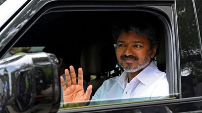 ஆளுநர் மாளிகைக்கு சென்ற விஜய்யின் கார் பாதி வழியிலேயே யூடர்ன்!